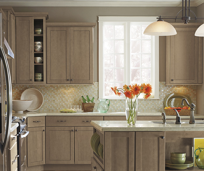 Neutral kitchen with light shaker wood kitchen cabinets.